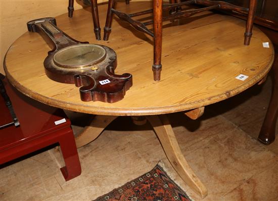 Pine circular dining table(-)